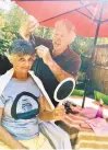  ?? COURTESY OF DONNA LUZZI ?? Ray Kielt gives his first-ever haircut to his wife, Donna Luzzi, at their home in Virginia Beach.