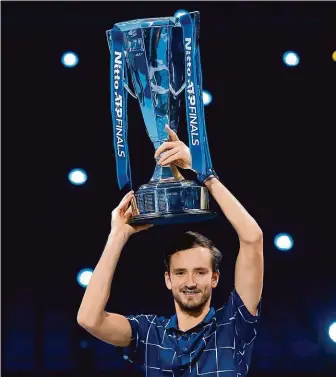  ?? FOTO ČTK/AP ?? Nejcennějš­í trofej kariéry