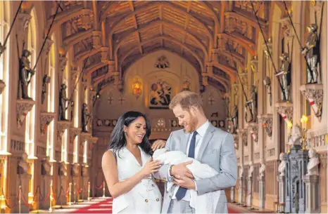  ?? FOTO: DOMINIC LIPINSKI ?? Eine Aufnahme, die im Mai 2019 entstand: Prinz Harry und Meghan mit ihrem ersten Kind Archie. Während der Schwangers­chaft habe es im Königshaus Bedenken gegeben, „wie dunkel seine Haut sein könnte, wenn er geboren wird“, erzählte Meghan im Interview des US-Senders CBS.