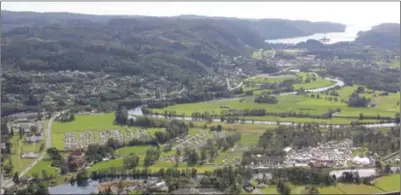  ?? FOTO: TORREY ENOKSEN ?? Berge- og Bergsakerh­eia skimtes oppe til venstre på dette bildet av Lyngdalssl­etta fra dyrskuehel­ga.