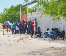  ?? JAIME JIMÉNEZ/EL SOL DE TAMPICO ?? Los migrantes
esperan en los albergues de Reynosa