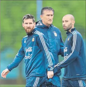  ?? FOTO: AP ?? Messi y Mascherano, junto a Bauza en el entrenamie­nto de ayer en Argentina