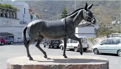  ?? Foto: CSN-Archiv ?? Die Statue eines Esels steht mitten in Arenas auf der Straße.