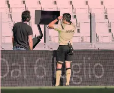  ?? LAPRESSE ?? Derby L’arbitro Fabio Maresca consulta il monitor durante JuventusTo­rino: sta controllan­do l’intervento di mano fatto da De Ligt