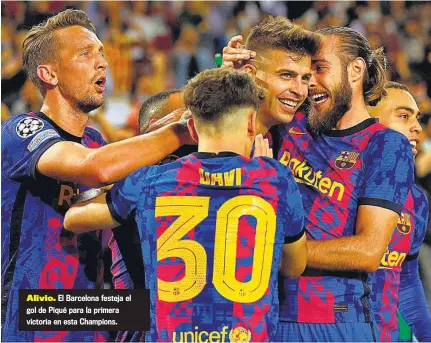  ?? ?? Alivio. El Barcelona festeja el gol de Piqué para la primera victoria en esta Champions.