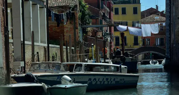  ?? foto Vision) ?? La tragedia La polizia è arrivata chiamata dalla badante che ha aperto la porta nonostante il cartello dicesse di non farlo e di chiamare le forze dell’ordine
(