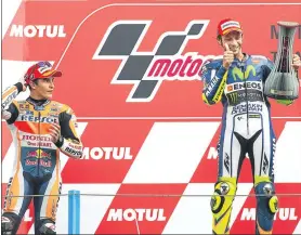  ?? FOTO: AP ?? Corrección en el podio.
Márquez, mirando al ganador del ‘pique’ en Assen