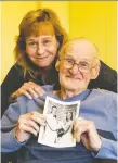  ?? ERROL MCGIHON ?? Charlie Diffin holds a photo taken on the day he married Joan as their daughter Donna Bertrand looks on.