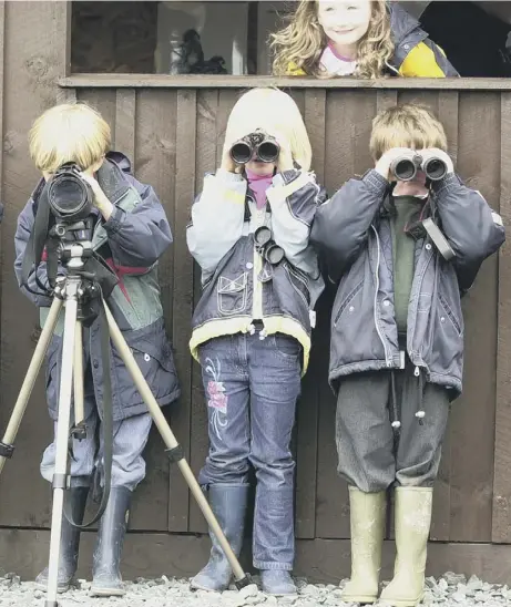  ??  ?? 0 Primary school children birdwatchi­ng with the RSPB on the Isle of Mull
