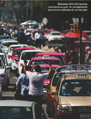  ??  ?? Le entran. 800,000 taxistas mexicanos se unen en una aplicación para frenar la pérdida de su mercado.