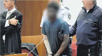  ?? FOTO: DPA ?? Der Arm des Angeklagte­n ist bandagiert, er hatte in seiner Zelle Feuer gelegt.