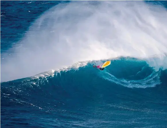  ?? © John Carter / GA ?? Thomas Traversa se prend une grosse décharge d’adrénaline en chargeant Jaws à Maui.