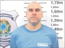  ??  ?? Marcelo Piloto con la cabeza rapada y con el uniforme de la cárcel de Catanduvas, que es de máxima seguridad.