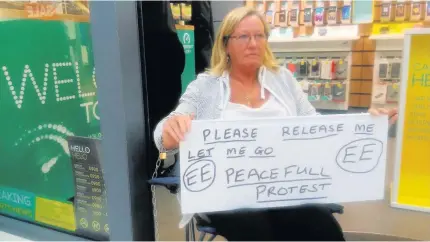  ??  ?? Diane Cartwright’s protest at EE Mobile shop in Bangor last Tuesday