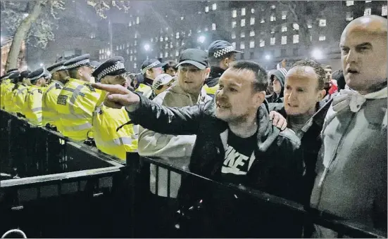  ?? FRANK AUGSTEIN / AP ?? A los partidario­s del Brexit se les acabó ayer la paciencia y dieron rienda suelta a su enfado frente al Parlamento británico