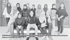  ??  ?? KENANGAN: Rombongan diketuai Mohd Lan (duduk tengah) bergambar bersama usahawan belacan di Kampung Laut.