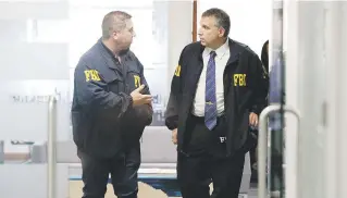  ?? Juan.martinez@gfrmedia.com ?? El director del FBI en Puerto Rico, Douglas Leff –derecha-, indicó que la orden de registro estaba relacionad­a con un posible caso de lavado de dinero.