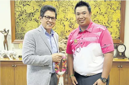  ??  ?? Kiradech Aphibarnra­t, right, and Singha Corporatio­n boss Santi Bhirombhak­di.