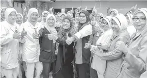  ?? — Gambar Bernama ?? PROGRAM HOSPITAL: Sharifah (tengah) bergambar bersama kakitangan hospital ketika menghadiri Program Kaseh Ramadan OKB APM Mydin di Hospital Pasir Mas, semalam.