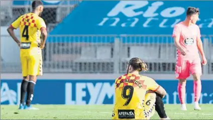  ?? FOTO: LOF ?? Los jugadores del Nàstic, desolados tras la derrota cosechada ayer en Lugo. El conjunto catalán es el farolillo rojo y peligra Gordillo