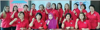  ?? ?? Redonah (seated, centre) and Viola (seated, second left) in a group picture with Gagasan Rakyat Women Moyog division committee members.