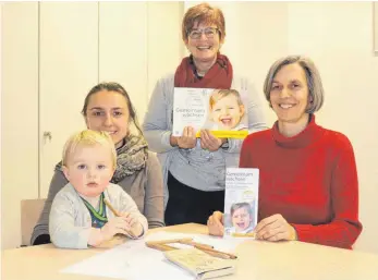  ?? FOTO: ALEXANDRA SCHNEID ?? Freuen sich, dass das neue Eltern-Kind-Programm in Weilheim startet, von links: Gruppenlei­terin Patricia Eisenlauer mit Sohn Rasmus, KEB-Leiterin Ursula Berner und EKP-Referentin Mathilde Ludwig.