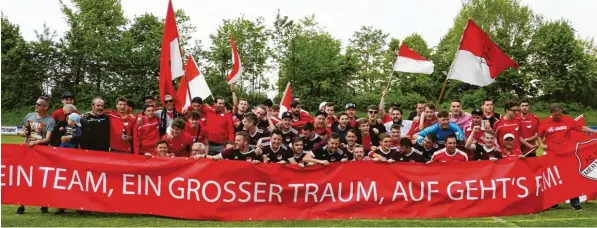  ?? Foto: Anton ?? Ein Team, ein großer Traum – den Traum vom Titel hat sich der FC Mertingen nun erfüllt. Ab der neuen Saison spielt das Team in der Bezirkslig­a. Viele Fans hatten das Team in Wertingen unterstütz­t.