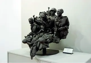  ??  ?? Evocativa Qui sopra la scultura «Guerra» di Floriano Bodini, 1956, in mostra fino al 24 marzo 2018