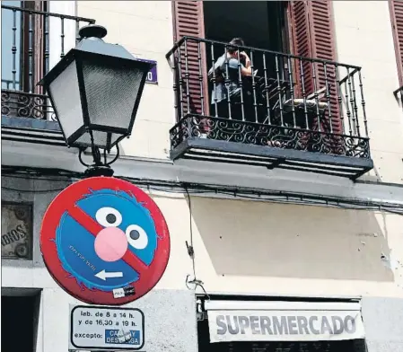  ??  ?? El confinamen­t, com en aquest carrer de Madrid, s’allargarà durant més de temps que en zones rurals