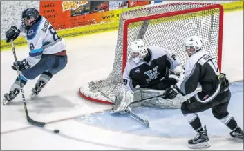  ?? GARY MANNING ?? Valley goalie Cole Mclaren keeps a close eye on Edmundston’s Mathieu Blanchard.