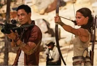  ??  ?? A sinistra e sotto, due scene di Tomb Raider, con Alicia Vikander che, per interpreta­re il ruolo dell’eroina, ha messo su cinque chili di muscoli.