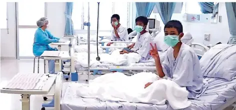  ?? FOTO: AFP ?? Am Leben und glücklich: Die Klinik in Chiang Rai veröffentl­ichte gestern erste Bilder der Jungen, die aus der überflutet­en Höhle in Thailand gerettet wurden.