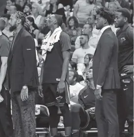  ?? DAVID SANTIAGO dsantiago@miamiheral­d.com ?? Injured Heat players James Johnson, left, and Justise Winslow were in suits on the sidelines for the Heat’s Oct. 20 home game against the Charlotte Hornets.