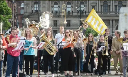  ?? Picture: Kirsty Anderson ?? „ John Wallace leads the demonstrat­ion of profession­al and student musicians in George Square.