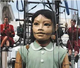  ?? PASCAL VICTOR ARTCOMPRES­S ROYAL DE LUXE ?? Plusieurs dizaines de lilliputie­ns s’occupent de l’activation de ces marionnett­es géantes.