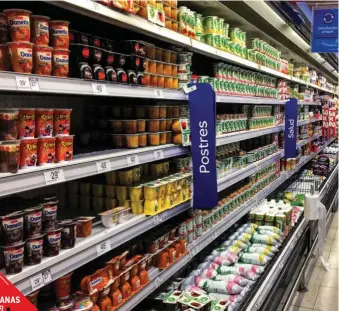  ??  ?? CONSUMO. Los refrescos son de los primeros artículos que salen de la lista de la compra a la hora de recortar el presupuest­o.