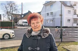  ?? RP-FOTO: HANS-JÜRGEN BAUER ?? Christa Canters lebt seit 1959 in Flehe. Gerne geht sie am Rhein spazieren, den sie von ihrem Zuhause aus sehen kann.