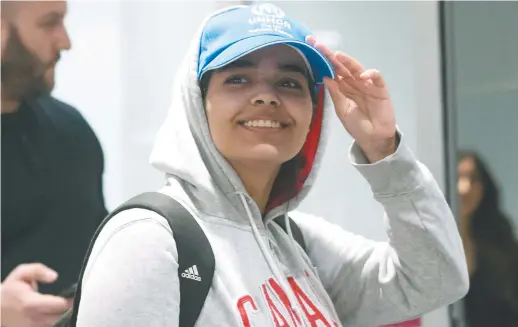  ??  ?? Rahaf Mohammed Alqunun à son arrivée à Toronto, samedi. – La Presse canadienne: Chris Young