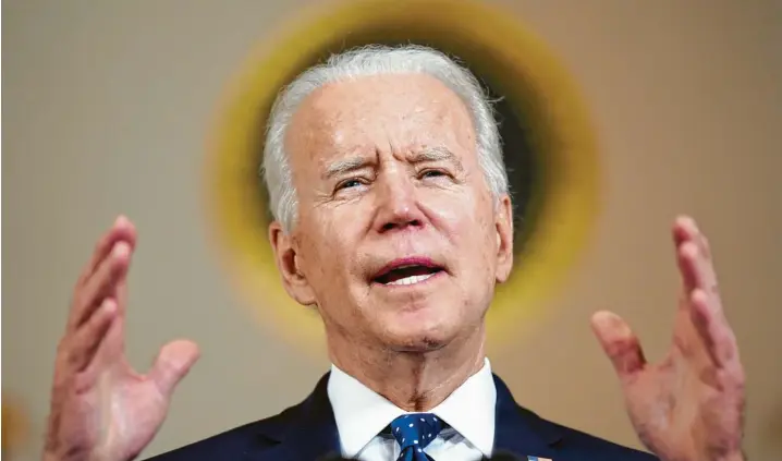  ??  ?? Fast wie ein Erlöser wurde der Demokrat Joe Biden nach der Ablöse Donald Trumps gefeiert. Das ist natürlich übertriebe­n. Doch jeder zweite Amerikaner ist zufrieden mit dem neuen Mann im Weißen Haus.
Fotos: Evan Vucci, Adam Schultz, Mandel Ngan, alle dpa