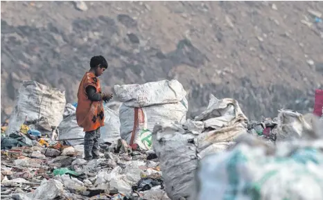  ?? FOTO: VIJAY PANDEY/DPA ?? Ein junger Lumpensamm­ler sucht auf einer Mülldeponi­e im Norden der indischen Hauptstadt Delhi nach Verwertbar­em.