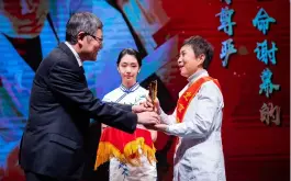  ??  ?? 12月5日，秦苑荣获2019年北­京市“孝顺榜样”称号。