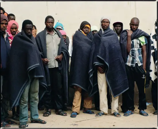  ??  ?? Samuel Gratacap. Centre de détention pour migrants de Zaouia, Libye, 2014. Série series les Naufragé.e.s. (© Samuel Gratacap pour le Monde)