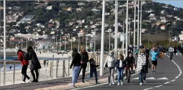  ??  ?? Des centaines de promeneurs ont profité du bord de mer piéton, hier entre Juan-les-Pins et Golfe-Juan.