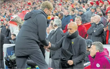  ?? AP ?? Doble cara. Jürgen Klopp, con una sonrisa y amabilidad total, saluda a Pep Guardiola, con rostro muy serio.