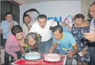  ??  ?? El precandida­to del PAN a la alcaldía de Mérida, Renán Barrera Concha, celebra el cumpleaños de dos militantes en la colonia Yucalpetén