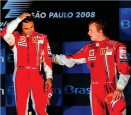  ?? EPA/GERO BRELOER ?? TAPPADE TITELN. Brasiliane­n Felipe Massa trodde han säkrade VM-titeln på hemmaplan, men då gick Lewis Hamilton förbi. Kimi Räikkönen försökte trösta sin stallkamra­t.