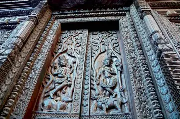  ??  ?? Incredibly handcrafte­d, a wooden temple door