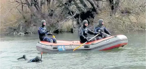  ??  ?? Rastrillaj­e. Efectivos de la Prefectura Nacional inspeccion­an la semana pasada el río Chubut a la altura del Pu Lof de los mapuches.