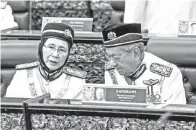  ??  ?? DR Mahathir (kanan) berbual bersama Timbalan Perdana Menteri Datuk Seri Dr Wan Azizah Wan Ismail pada Istiadat Pembukaan Mesyuarat Penggal Kedua Parlimen Ke-14 di Bangunan Parlimen pada Isnin. -Gambar Bernama