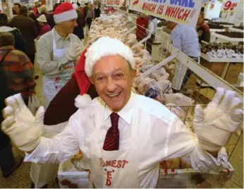  ?? RENÉ JOHNSTON/TORONTO STAR FILE PHOTO ?? Honest Ed was all smiles after giving away 10,000 pounds of free turkeys. The bargain emporium that U.S. émigré Mirvish opened in Toronto in 1948 was a bold retail concept that preceded Wal-Mart, K-Mart and Woolco.